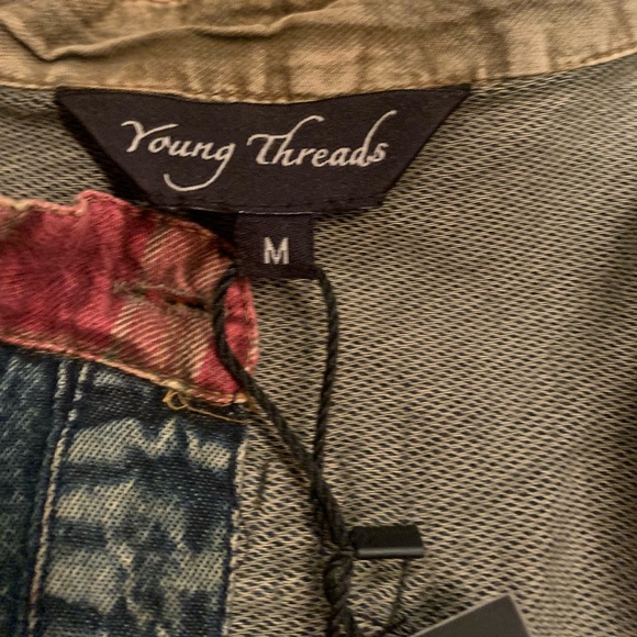 Vintage-Inspired Blue Jean Jacket with Floral Details - Picture 3 of 8